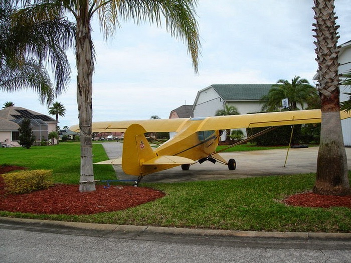Самолеты на улицах Спрус Крик (штат Флорида, США)