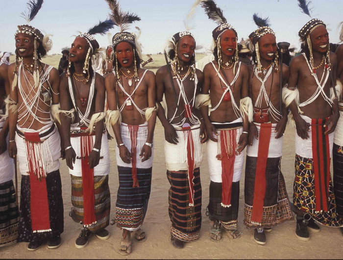Мужчины племени Wodaabe в национальных юбках