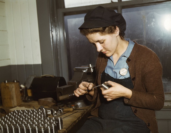 Девушка 24 лет на оружейном заводе Vilter (февраль, 1943 год)