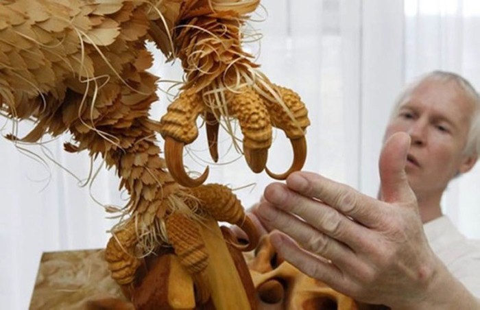 Колоритные фигуры животных из деревянных стружек