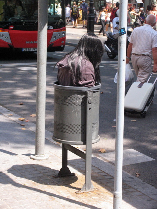 девушка в мусорном баке, Барселона