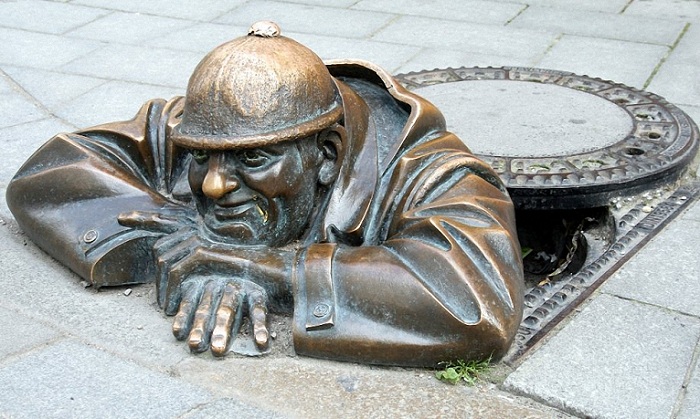 Одна из самых фотографируемых скульптур Братиславы (Словакия).