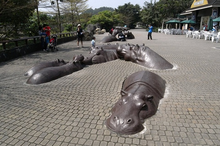 Фигуры бегемотов в зоопарке Тайваня.
