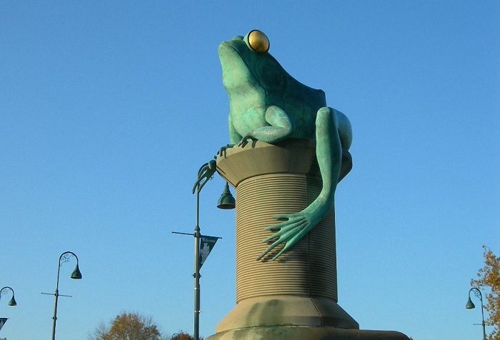 Памятник лягушке.