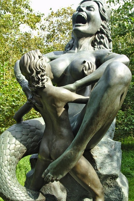 Жуткая скульптура из парка Victoria's park.