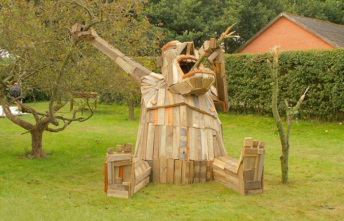 http://www.kulturologia.ru/files/u17975/I-create-giant-sculptures-from-scrap-woo.jpg