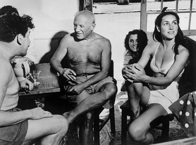 Пабло Пикассо и Француаза Жило в кафе Golfe Juan, 1948 год.