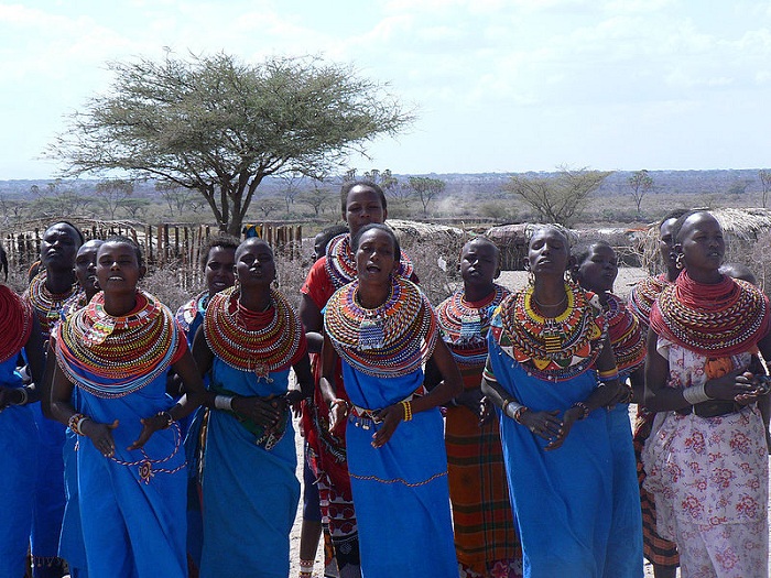 Угнетенные африканские женщины нашли приют в деревне, где нет мужчин.