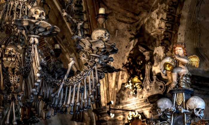 Жуткое убранство костела.