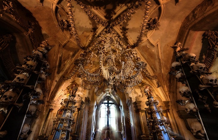 Огромный канделябр из человеческих костей.