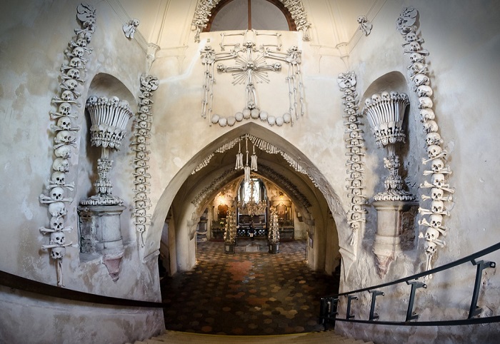 Оформление монастыря человеческими костями.