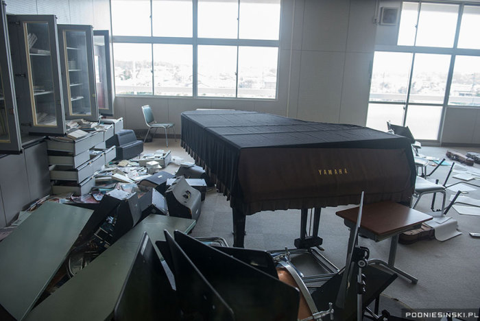 Музыкальные инструменты, в том числе и рояль, оставлены в классной комнате.