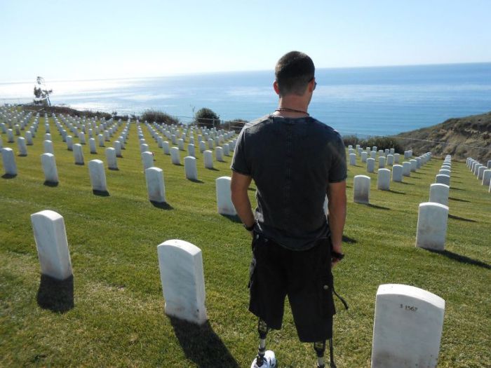 Темур стоит на кладбище, где похоронены солдаты. Сан Диего, Калифорния.