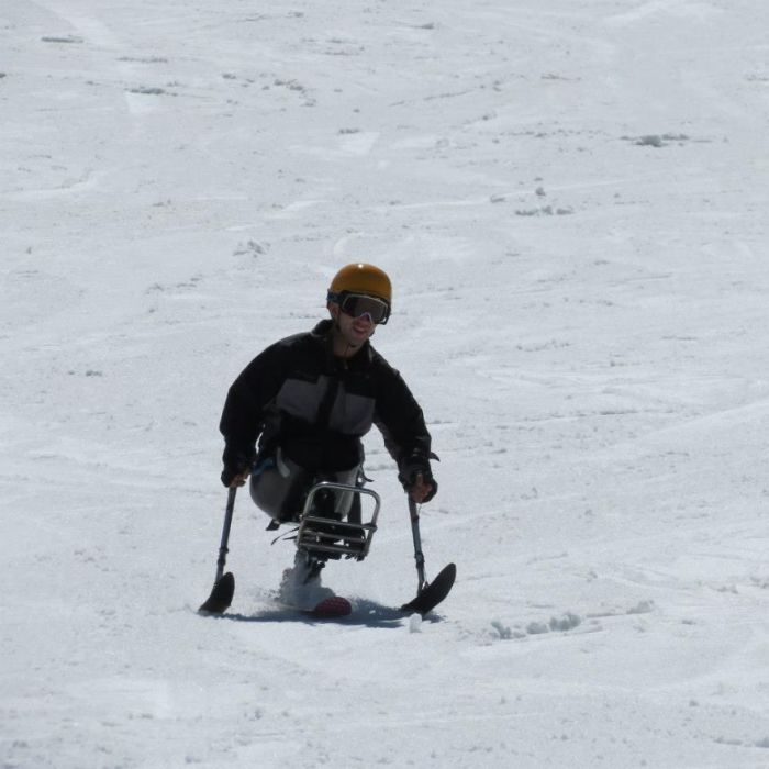Даже будучи без ног, Темур может кататься на лыжах.