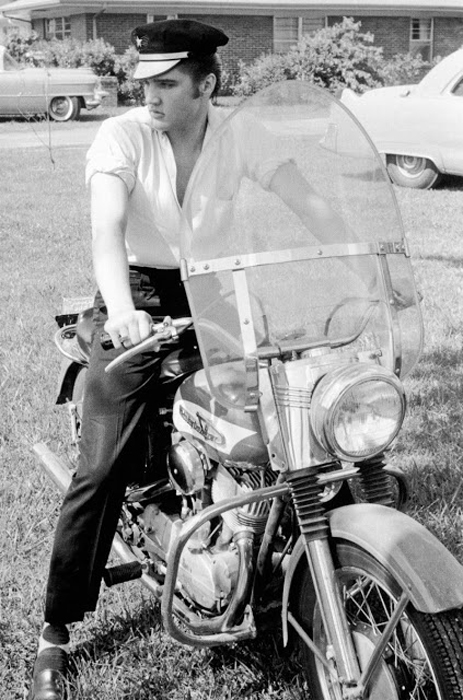 Элвис Пресли перед своим домом в Мемфисе, 1956г.