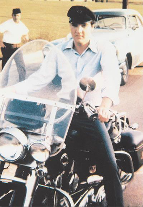 Элвис прибыл на Harley Davidson на студию записи  RCA’s.