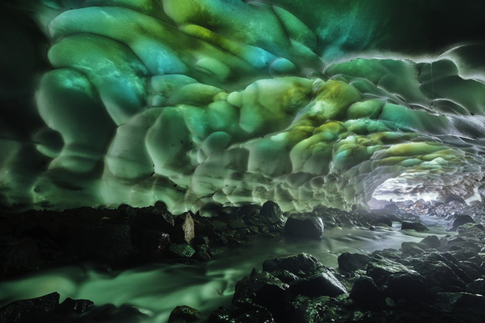 Необычная текстура ледяной пещеры.