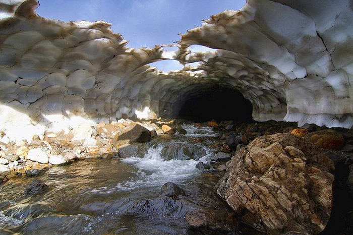 Иногда ледники растапливают верх пещеры так, что солнце попадает внутрь.