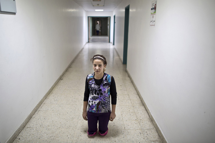 Салам, 14 лет, лишилась обеих ног ниже колен в 2012 г. при атаке боевиков. Сейчас она находится в Иордании. Август 2011г.