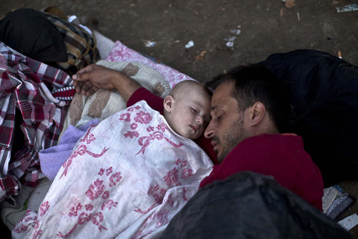 Беженцы из Сирии спят в парке Белграда. Всего несколько недель назад им пришлось преодолеть обстреливаемую территорию. Теперь они в безопасности.  27 августа 2015г. 