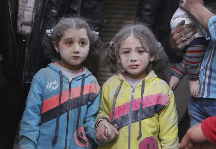 Девочки выжили после наземной атаки сил Президента Сирии в городе Алеппо. 7 апреля 2015г.