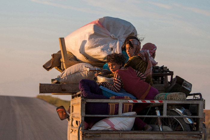 Жители со своими пожитками возвращаются в свои поселения после того, как войска курдов отвоевали их земли у войск ИГИЛ. 