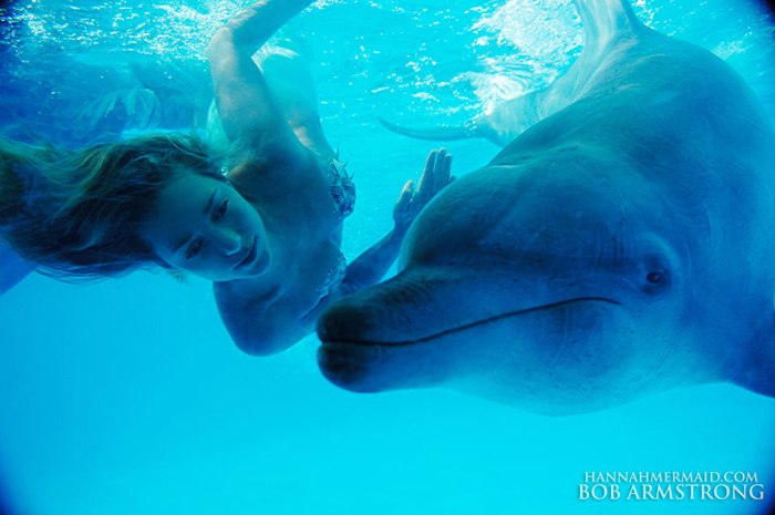 Ханна с дельфином. Автор: Bob Armstrong.