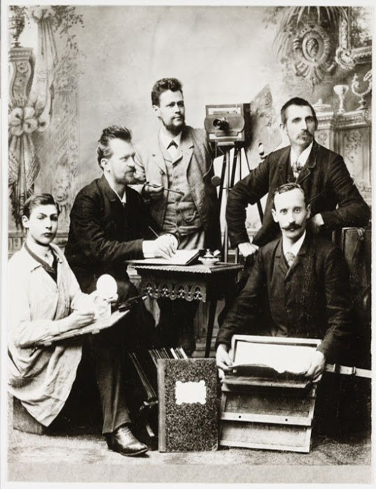 Фотографы в своей студии, 1890г.