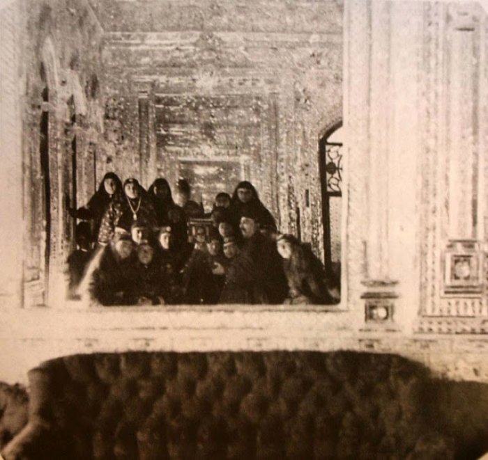 Король Ирана Нассредин Шах со своими наложницами. 1800-е.