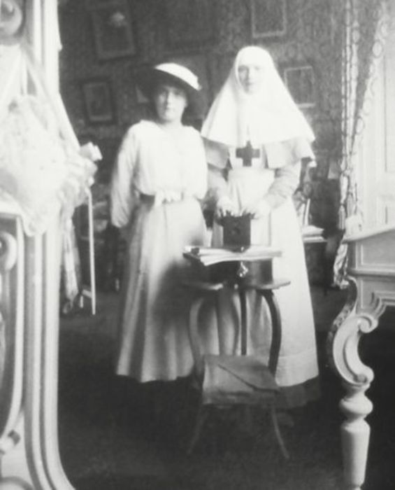 Анастасия Николаевна с сестрой, 1915г.