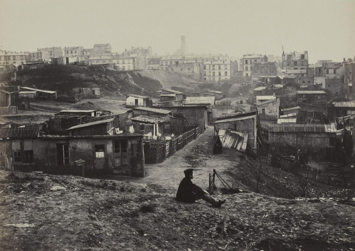 Улица Champlain в бедном пригороде Парижа, которая на протяжении многих лет была самым запущенным и убогим местом города, 1877–78 гг. Автор фото: Charles Marville.