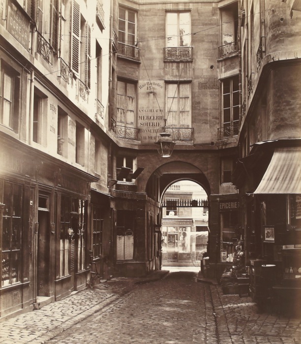 Улочка Сен-Гийом, с видом на улицу Рю де Ришелье, 1863-65 гг. Автор фото: Charles Marville.