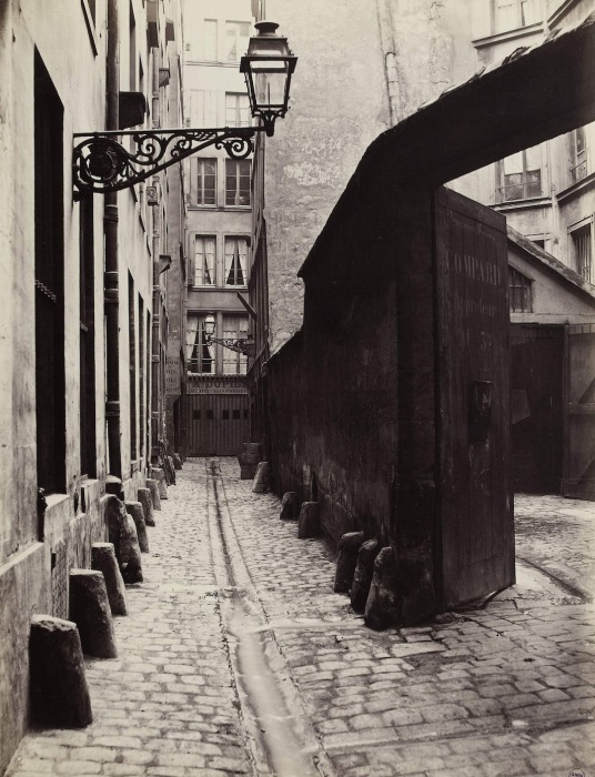 Улочка Rue Montorgeuil, предназначенная под снос, 1865–68 гг. Автор фото: Charles Marville.