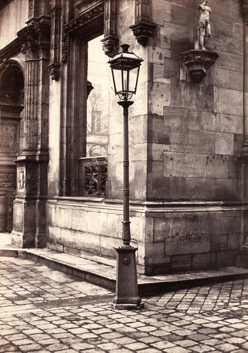 Фонарный столб, вход в Школу изящных искусств, 1870 г. Автор фото: Charles Marville.