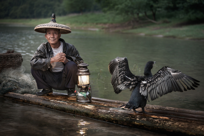Человек с фонарём, Китай. Автор работ: Кен Коскела (Ken Koskela).