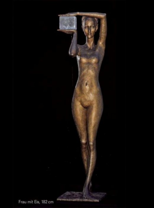 Фонтан: Женщина со льдом (мороженным). Скульптор: Малгожата Ходаковская (Malgorzata Chodakowska).