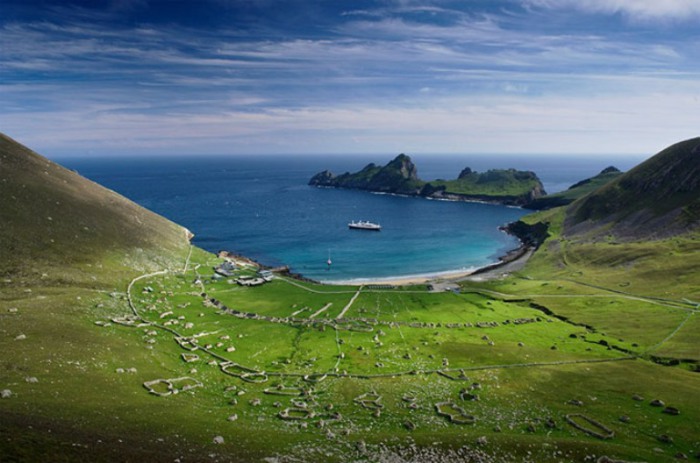 Самый западный остров во Внешних Гебридских островах в Шотландии.
