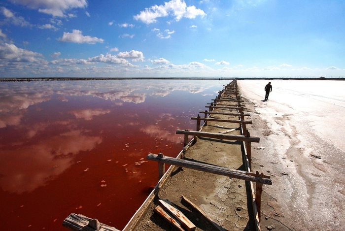 Соленое озеро Сасык-Сиваш в Крыму расположено к востоку от Евпатории. Автор фото: Алексей Павлишак.