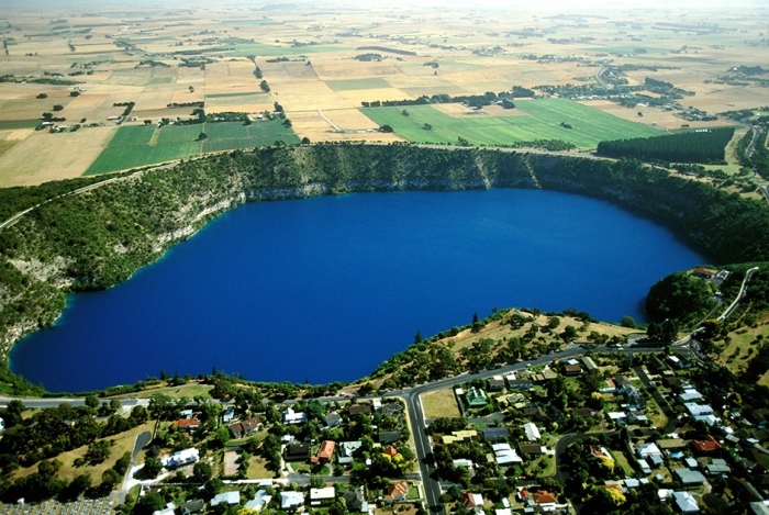 Голубое озеро в Маунт-Гамбье (Южная Австралия) снабжает местных жителей питьевой водой.