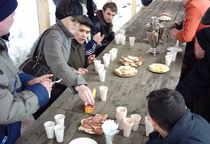 Собираясь за столом для обеда или ужина, русские любят не только поесть, но и поговорить.