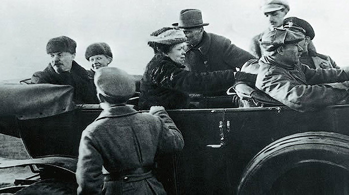 Ленин, Крупская и сестра Ленина - Мария Ульянова в автомобиле 