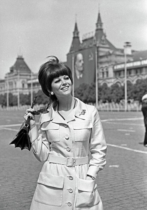 Итальянская актриса на Красной площади в Москве, 1967 год.