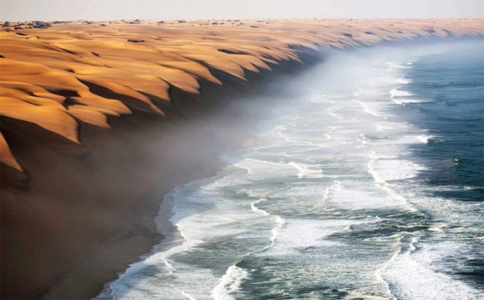 Берег возле великого песчаного моря часто окутан туманом, вызванным встречей холодного Бенгальского воздушного течения, идущего на север из Антарктиды, и более теплых, влажных ветров Атлантики.
