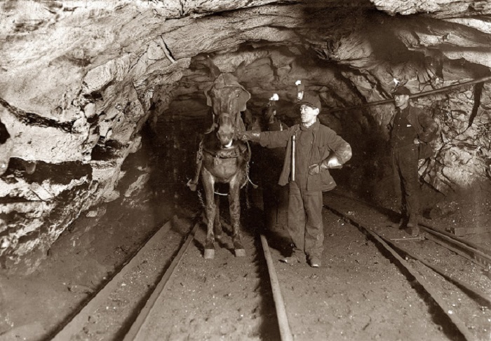 Некоторым детям приходилось работать и в шахтах...