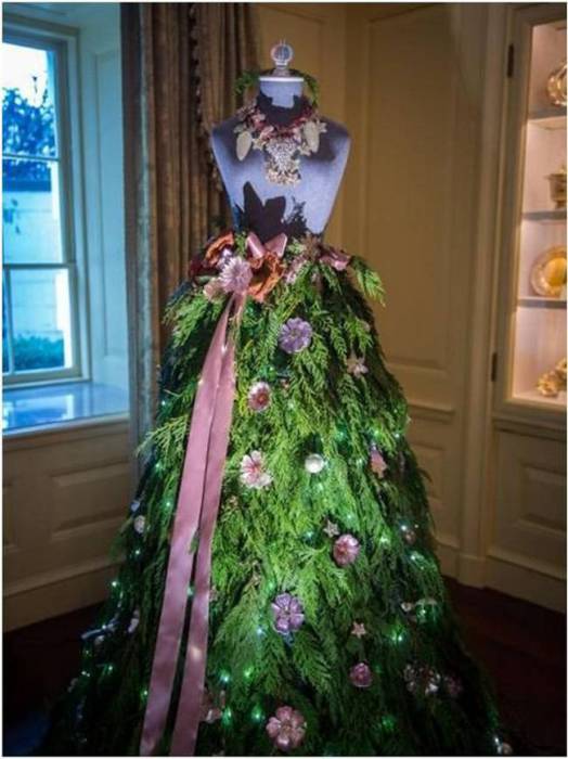 Платье, украшенное ветвями лесной красавицы.