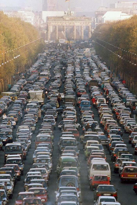Пробка у Бранденбургских ворот на выезде из Восточной Германии в Западную в первую субботу после падения Берлинской стены. (Ноябрь, 1989).