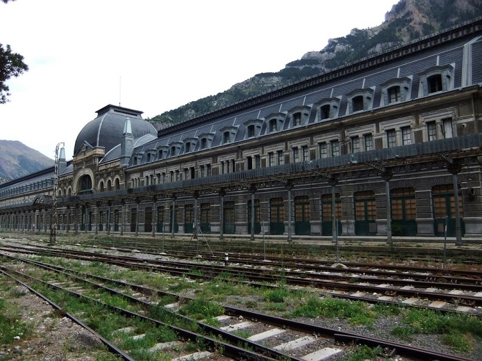 Железнодорожный вокзал был заброшен из-за разрушения моста на французской стороне гор.