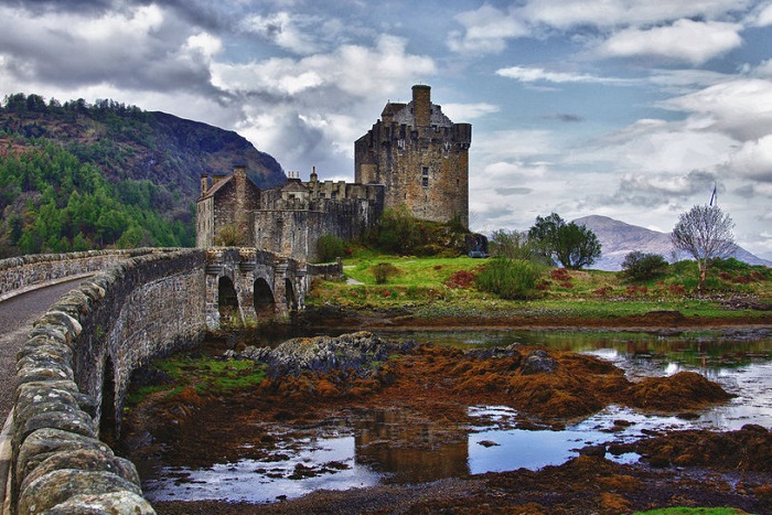 Заброшенный замок Эйлен-Донан расположен на скалистом острове, лежащем во фьорде Лох-Дуйх в Шотландии.