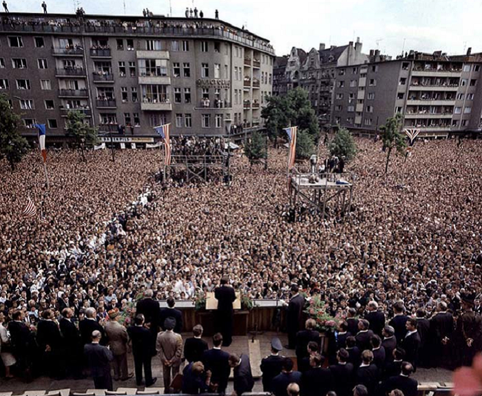 В 1963 году на площади перед Шёнебергской ратушей со своей знаменитой речью «Я — берлинец» выступил президент США Джон Ф. Кеннеди.