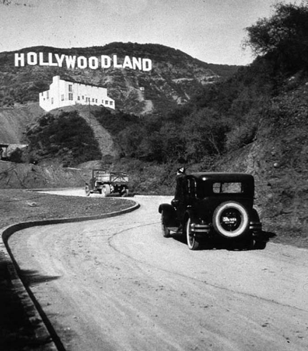 Знак был сооружен на Голливудских холмах в Лос-Анджелесе, Калифорния в качестве рекламы в 1923 году, но впоследствии приобрёл широкую известность, буквально став логотипом киноиндустрии США.